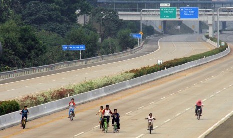 Sejumlah anak bermain sepeda di lokasi proyek Tol Cinere-Jagorawi (Cijago) seksi 2 yang belum beroperasi di Beji, Depok, Jawa Barat, Selasa (9/7/2019). 