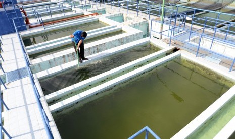 Petugas membersihkan kolam penampungan air di Instalasi Pengolahan Air Perusahaan Daerah Air Munum Tirta Daroy Banda Aceh, di kawasan Lambaro, Kabupaten Aceh Besar, Aceh, Selasa (9/7/2019).