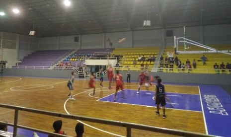 Suasana latihan tim basket putra Indonesia jelang ASEAN Schools Games di Semarang, Selasa (9/7).