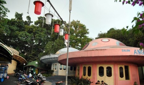 Pemerintah Kota (Pemkot) Bogor akan segera memulai pengerjaan alun-alun Kota Bogor yang berada di bekas Taman Topi, Jalan Kapten Muslihat, Kecamatan Bogor Tengah. Foto:Warga berada di Taman Topi, Kota Bogor, Jawa Barat, Selasa (9/7/2019).