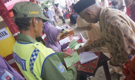 Petugas mendata warga yang akan menggunakan hak pilih dalam Pemilihan Kepala Desa (Pilkades) serentak. a Timur, Selasa (9/7/2019).