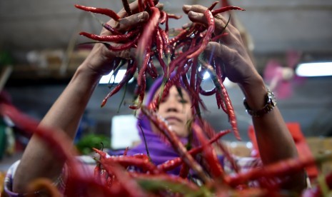 Seorang penjual menata cabai yang dijual di Pasar Senen, Jakarta, Selasa (9/7/2019). 