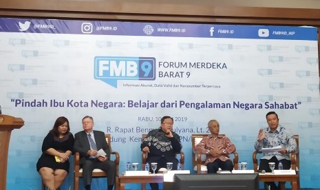 Menteri Perencanaan dan Pembangunan Nasional (PPN)/ Kepala Bappenas  Bambang Brodjonegoro (tengah) dalam sesi diskusi bertajuk Pindah Ibu Kota  Negara: Belajar dari Pengalaman Sahabat di Gedung Bappenas, Jakarta, Rabu  (10/7). 