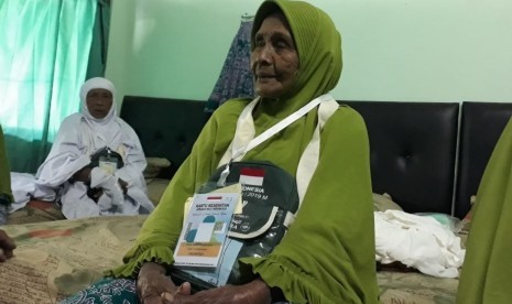 Tiwa Binti Sajarin, Calon Jamaah Haji (CJH) asal Desa Beruh, Kabupaten Pamekasan, Madura, menjadi jamaah tertua asal Jawa Timur yang usianya menyentuh angka 103 tahun