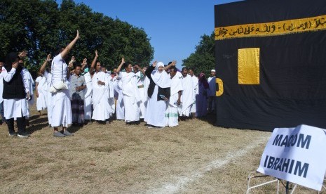 Sejumlah jamaah calon haji (JCH) melakukan proses tawaf saat manasik haji di Stadion Moehammad Saleh, Situbondo, Jawa Timur, Rabu (10/7/2019).