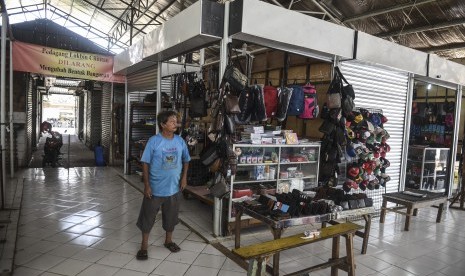 Pedagang menunggu calon pembeli di lokasi binaan (Lokbin) Cililitan, Jakarta, Rabu (10/7/2019). 