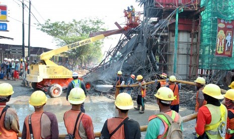 Sejumlah pekerja membersihkan material coran semen di lokasi ambruknya salah satu tiang penyangga proyek pembangunan Tol Bogor Outer Ring Road (BORR) Seksi IIIA simpang Yasmin-Semplak di jalan raya KH Sholeh Iskandar, Kelurahan Cibadak, Tanah Sareal, Kota Bogor, Jawa Barat, Rabu (10/7/2019). 