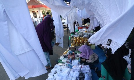  Tiga Jamaah Haji Cadangan Asal Kediri Berangkat ke Tanah Suci. Foto:  Jemaah calon haji memilih pernak pernik haji usai mengikuti upacara pelepasan jemaah calon haji di Kediri, Jawa Timur, Rabu (10/7/2019). 