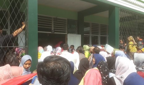 Kemendikbud mengubah presentasi zonasi pada PPDB 2020. Foto: Suasana pengumuman PPDB 2019 di SMPN 1 Soreang terpantau padat dengan  orangtua siswa, Rabu (10/7).