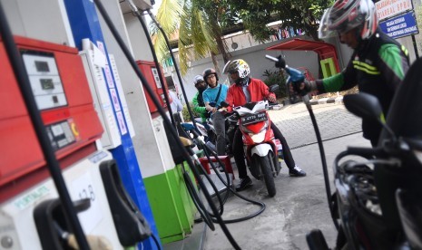 Sejumlah pengendara motor antre untuk mengisi BBM di salah satu SPBU Pertamina. ilustrasi 