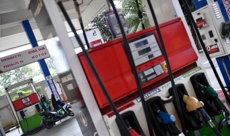 Pengendara motor mengisi BBM kendaraannya di salah satu SPBU Pertamina. ilustrasi