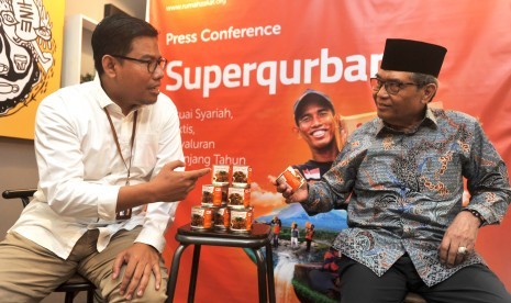 CEO Rumah Zakat Nur Efendi (kiri) berbincang dengan Ketua Komisi Fatwa MUI Hasanuddin AF, saat penyampaian program Superqurban sebagai solusi dalam ketahanan pangan dan pemenuhan gizi masyarakat yang terkena bencana, di Jakarta, Rabu (10/7/2019).