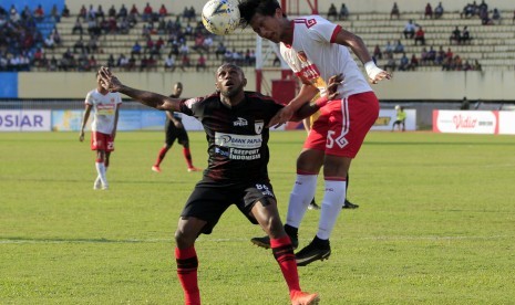 Persepak bola Persipura Jayapura Boaz Salosa (kiri) berebut bola dengan persepak bola Perseru Badak Lampung FC Zainal Haq pada pertandingan Liga 1 di Stadion Mandala Jayapura, Papua, Rabu (10/7/2019).