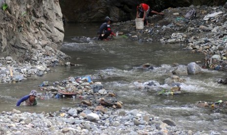 Dua Korban Kecelakaan Tambang Sawahlunto Meninggal Dunia. Foto ilustrasi: Warga mendulang emas, di lokasi bekas tambang emas ilegal, di Silungkang, Sawahlunto, Sumatera Barat, Rabu (10/7/2019). 