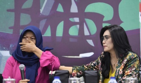 Terpidana kasus pelanggaran Undang-Undang Transaksi dan Informasi Elektronik (UU ITE), Baiq Nuril Maknun menyeka air mata saat menjawab pertanyaan wartawan pada Forum Legislasi bertema 'Baiq Nuril Ajukan Amnesti , DPR Setuju?' di Kompleks Parlemen Senayan, Jakarta, Rabu (10/7/2019).