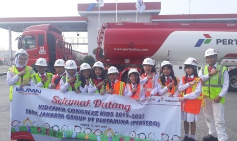 12 anak terpilih dari KidZania berkunjung ke TBBM Jakarta Group, Plumpang, Jakarta Utara, Kamis (11/7).