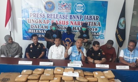 Kepala.BNNP Jabar, Brigjen Pol Drs Sufyan Syarif  (tengah) menunjukkan sebanyak 169 kilogram ganja kering hasil sitaan