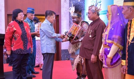 Wakil Presiden Jusuf Kalla saat menyerahkan penghargaan ke 10 penerima Kalpataru 2019 di JCC, Senayan, Jakarta.