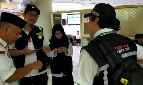 Kadaker Madinah Akhmad Jauhari memberikan keterangan kepada wartawan tentang persiapan keberangkatan jamaah haji di Madinah menuju Makkah, Kamis (11/7), di Madinah. Rencananya jamaah akan mulai berangkat secara bertahap, dimulai dari tanggal 14 Juli 2019. Setiap kloter disiapkan 10 bus. Kloter yang pertama berangkat adalah kloter 1 dan 2 BTH, serta Kloter 1 SUB. 