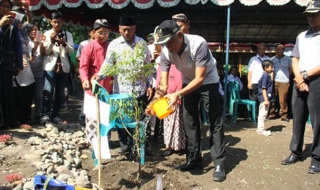 Bupati Sleman, Sri Purnomo, saat menghadiri Puncak Peringatan Hari  Lingkungan Hidup Sedunia di Dusun Dayakan, Desa Sardonoharjo, Kecamatan  Ngaglik, Rabu (10/7).