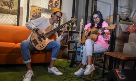 Musisi Endah N Rhesa berpose usai promo album terbarunya yang bertajuk Regenerate di Jakarta, Rabu (10/7/2019). 