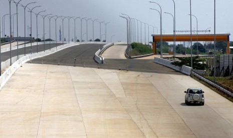 Mobil melintas di proyek pembangunan Tol Cimanggis-Cibitung Seksi 1A yang belum beroperasi di Cimanggis, Depok, Jawa Barat, Kamis (11/7/2019). 