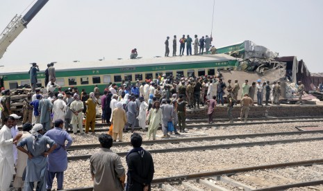 Petugas penyelamat di lokasi kecelakaan kereta api di dekat Sadiqabad, Pakistan, 11 Juli 2019.