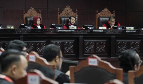 Ketua Mahkamah Konsititusi (MK) Anwar Usman (tengah) didampingi dua hakim konstitusi Enny Nurbaningsih (kiri) dan Arief Hidayat (kanan) saat memimpin sidang pendahuluan sengketa hasil Pemilu Legislatif 2019 di gedung MK, Jakarta, Kamis (11/7/2019).