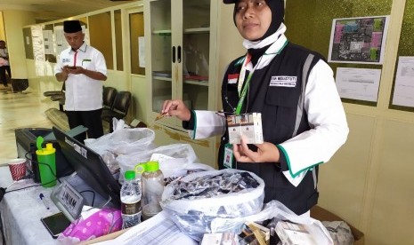 Petugas menunjukkan sejumlah barang yang disita dari jamaah haji asal Embarkasi Surabaya. Barang-barang yang disita antara lain, power bank, rokok, jamu kuat, sari rapet, dan lainnya.  (ilustrasi)