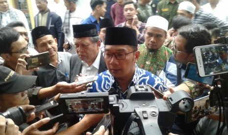 Gubernur Jabar Ridwan Kamil saat diwawancarai wartawan di Universitas Siliwangi, Kota Tasikmalaya, Jumat (12/7). 