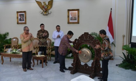 Wakil Presiden Jusuf Kalla saat meresmikan pembukaan Rating Kota Cerdas Indonesia di Istana Wakil Presiden, Jakarta, Jumat (12/7).