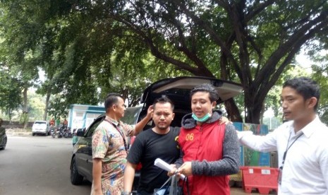 Pablo Benua, Rey Utami, dan Galih Ginanjar, saat akan memasuki rutan Polda Metro Jaya setelah menjalani pemeriksaan dan tes urine di Bidang Kedokteran dan Kesehatan (Bidokkes) Polda Metro Jaya, Jumat (12/7). Ketiganya menjadi tersangka dalam kasus pencemaran nama baik melalui media sosial.