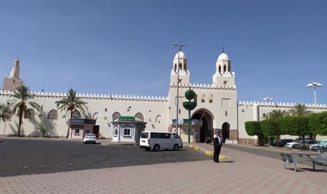 Masjid Bir Ali tampak dari kejauhan, Jumat (12/7), Madinah. Tempat ini merupakan awal miqat jamaah haji Indonesia dari Madinah menuju Makkah. Jamaah haji Indonesia akan memulai ihram dan niat miqat dari Masjid Bir Ali. 