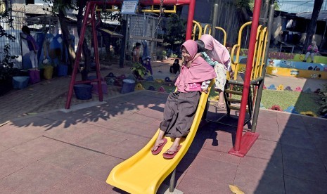 Sejumlah bocah bermain di papan seluncur di Ruang Publik Terbuka Ramah Anak (RPTRA) Taman Keuangan, Bendungan Hilir, Tanah Abang, Jakarta, Jumat (12/7/2019). 