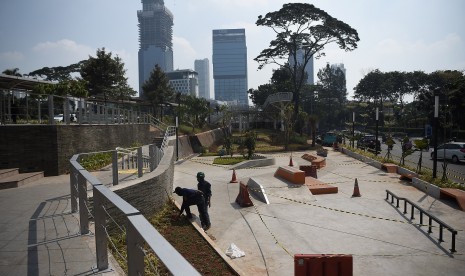 Sejumlah pekerja menyelesaikan proyek pembangunan Taman Spot dan Budaya, di Dukuh Atas, Jakarta, Jumat (12/7/2019).