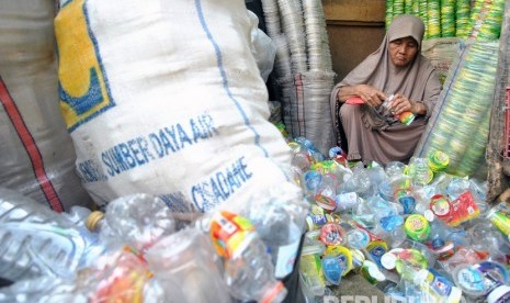 Pemulung Maryani (64 tahun) memilah bekas minuman kemasan plastik yang dikumpulkannya untuk dijual di Kampung Pulo Geulis RT 02/04, Kelurahan Babakan Pasar, Kota Bogor, Jawa Barat, Jum'at (12/7/2019).