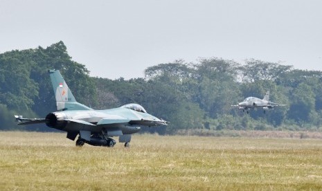 TNI AU Terbangkan Empat Pesawat F-16 ke Natuna. Foto: Pesawat F-16 TNI AU