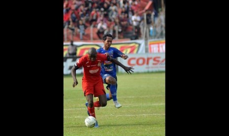 Penyerang Semen Padang FC, Karl Max (kiri) membawa bola.