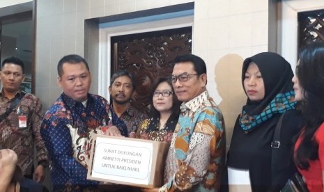 Kepala Kantor Staf Presiden (KSP) Moeldoko menerima pengajuan permohonan amnesti dan surat petisi serta dukungan dari masyarakat untuk Baiq Nuril di Gedung Bina Graha, Komplek Istana Presiden, Jakarta, Senin (15/7).