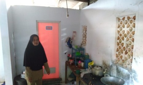 Nining (44) guru honorer di  SD Negeri Karya buana 3, Kecamatan Cigeulis, Kabupaten Pandeglang, terpaksa harus tinggal di toilet sekolah tempatnya mengajar karena kondisi ekonomi yang lemah, Senin (15/7).