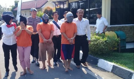 Polres Indramayu menangkap tiga orang pelaku tindak pidana perdagangan orang dengan korbannya sebanyak 19 anak dibawah umur. Pelaku kini mendekam di tahanan Mapolres Indramayu, Senin (15/7).