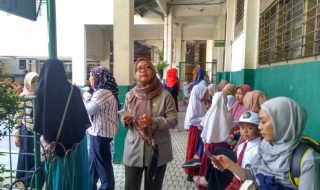 Suasana orang tua mengantar anak pada hari pertama masuk sekolah di SD Pelita Jalan Karang Pola VII, Jati Padang, Pasar Minggu, Jakarta Selatan, Senin (15/7).