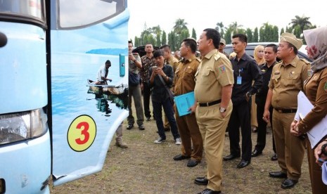 Gubernur Lampung Arinal mengecek kendaraan dinas pejabat dan pegawai di lingkungan Pemprov Lampung, Senin (15/7).