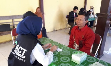 Tim Medis Aksi Cepat Tanggap (ACT) Solo menggelar aksi konseling gizi dan pengecekan kesehatan gratis di Desa Jatirejo, Kecamatan Ngargoyoso, Kabupaten Karanganyar, Jawa Tengah, Ahad (14/7). 