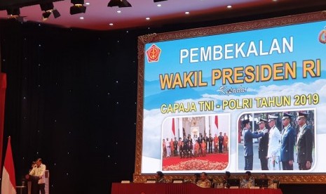 Wakil Presiden Jusuf Kalla saat memberikan pembekalan kepada calon perwira remaja Akademi TNI dan Polri di Gedung Olahaga Ahmad Yani, Markas Besar TNI, di Cilangkap, Jakarta Timur, Senin (15/7).