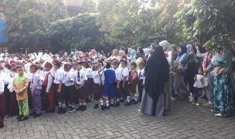 Orangtua mengantarkan anaknya ke sekolah di SDN CBM Suryakencana Kota Sukabumi, Senin (15/7).