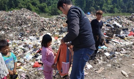 ACT Lampung salurkan bantuan peralatan sekolah dan uang tunai kepada anak pengungsi tsunami Lampung Selatan. 