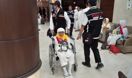  Petugas Haji Diminta Maksimal Layani Jamaah. Foto:  Sukinah (93 tahun), jamaah tertua di Kloter 1 Surabaya saat tiba di Hotel Al Oskh, Makkah, Ahad (14/7/2019). Selama beraktivitas, Sukinah didampingi oleh petugas haji. 