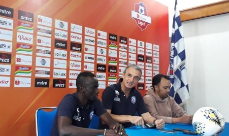 Pelatih Arema FC, Milomir Seslija (tengah) dan pemain Makan Konate memberikan keterangan pers di Kantor Arema FC, Kota Malang, Senin (15/7). 