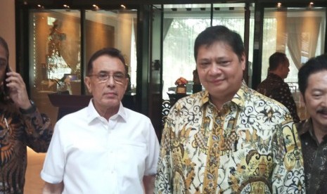 Ketua Majelis Etik Golkar Muhammad Hatta (Putih) menemui Ketua Umum Golkar Airlangga Hartarto di Hotel Gran Melia, Kuningan, Jakarta Selatan. Senin (15/7)